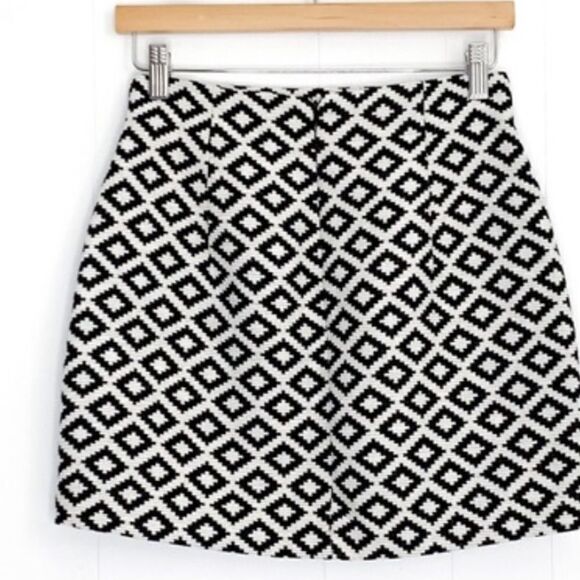 ✨ Zara Skirt Black White Ikat Diamond Print Mini✨ - Picture 3 of 6